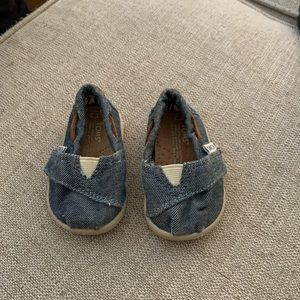 2 pairs of size 2 Toddler Toms.